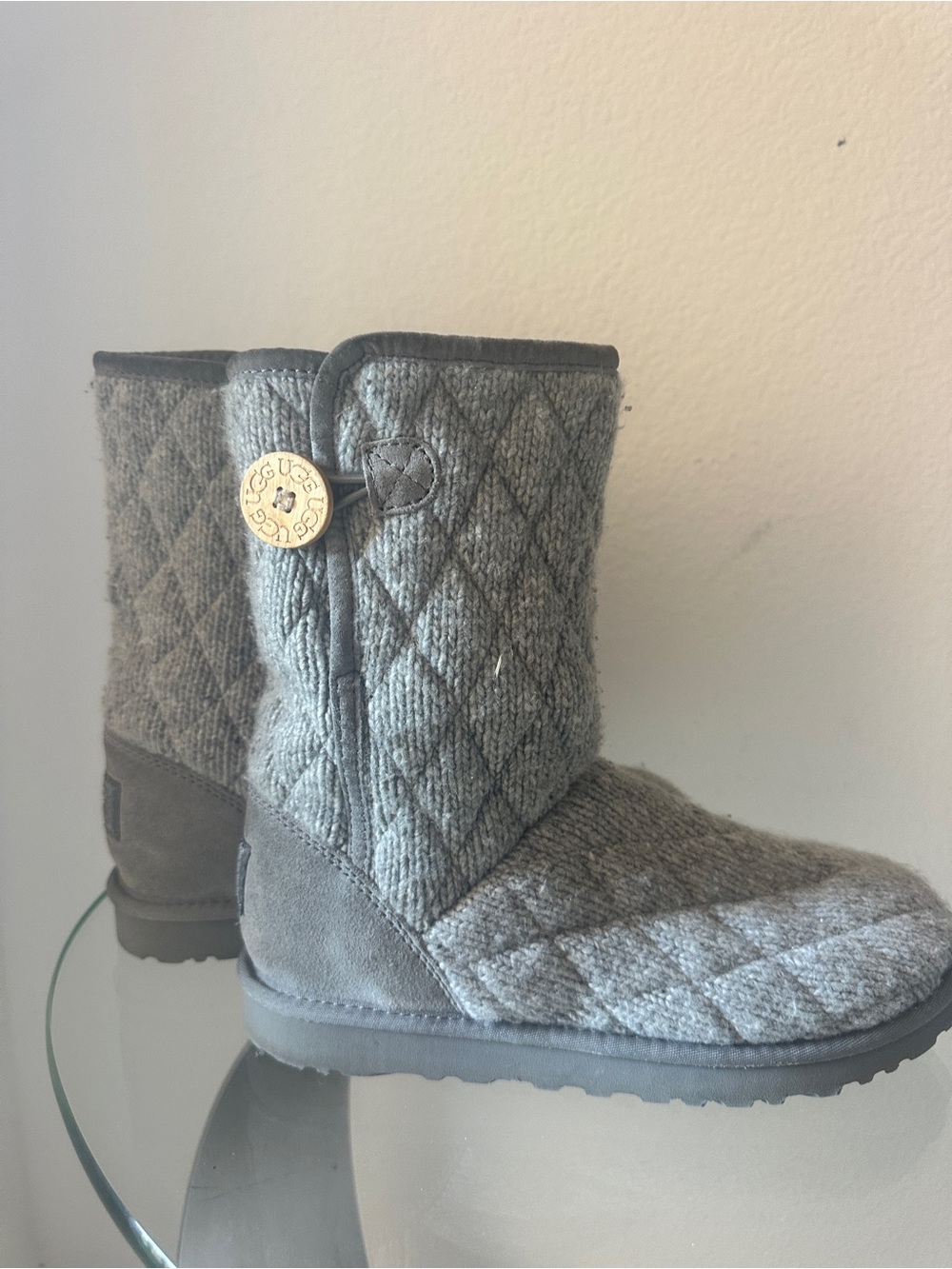 Women's Quilted Knit Grey Winter Boot. Size 9